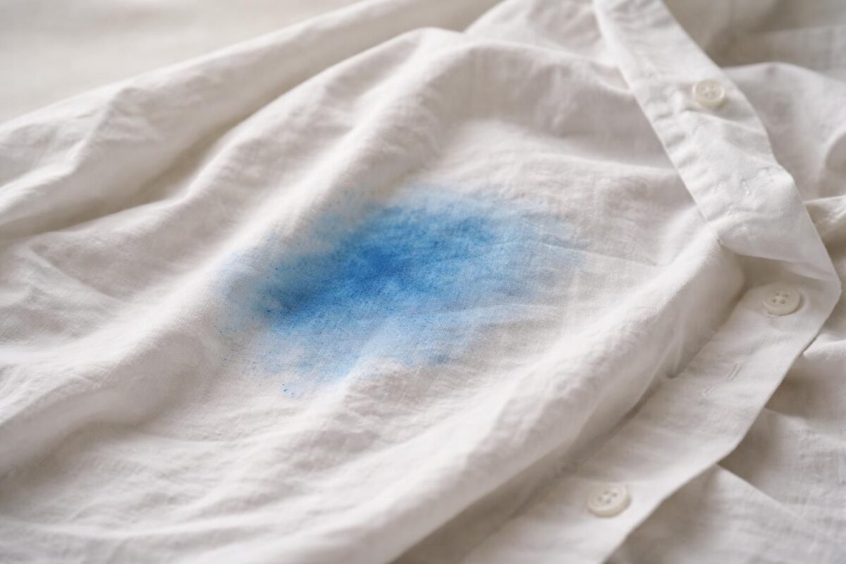 découvrez comment éliminer une tache bleue sur un vêtement blanc après le lavage grâce à nos astuces efficaces et faciles à appliquer.